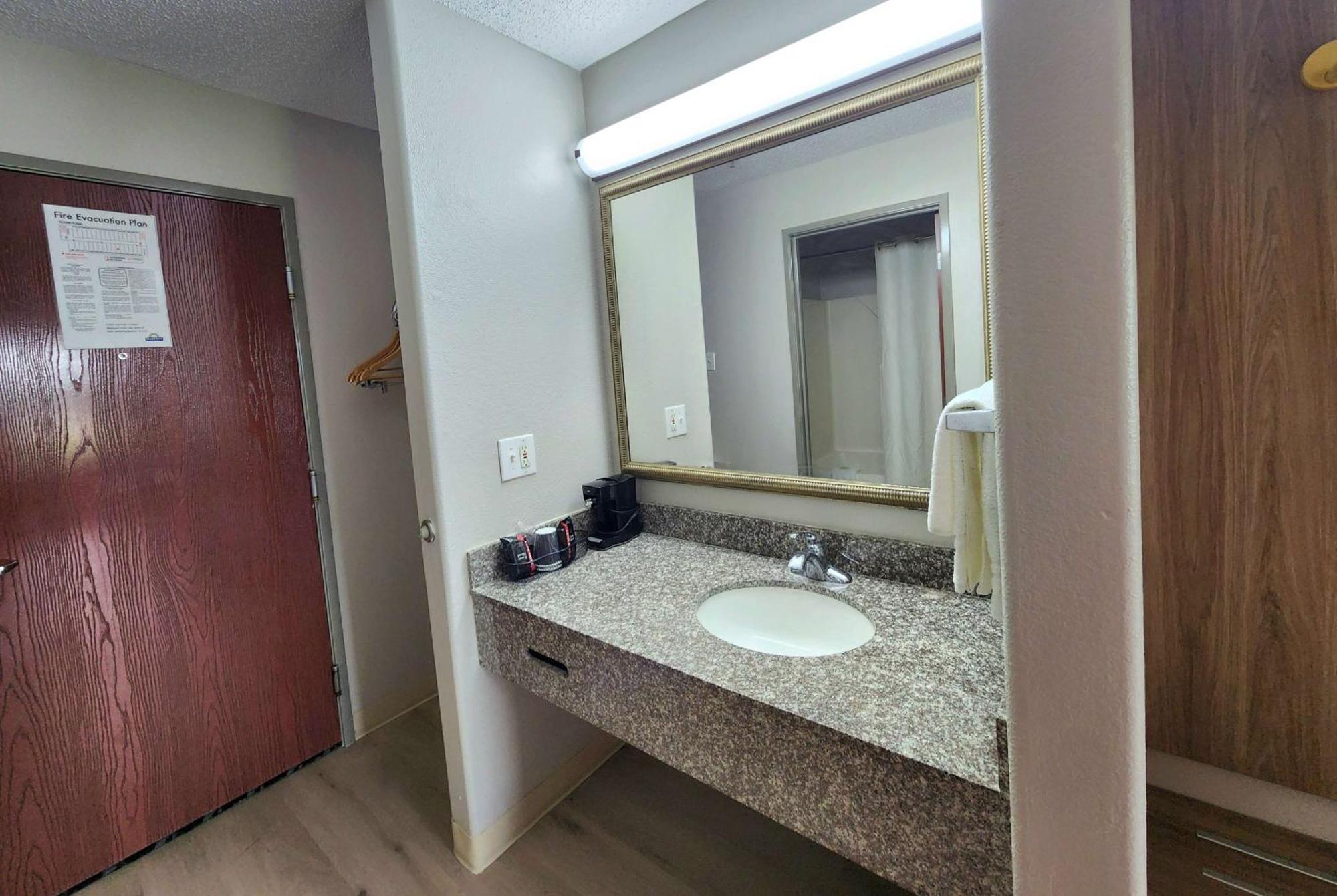 Days Inn By Wyndham Lafayette Scott Εξωτερικό φωτογραφία